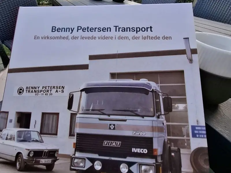 Bogen om Benny Petersen Transport med en Fiat Iveco foran garagen på forsiden
